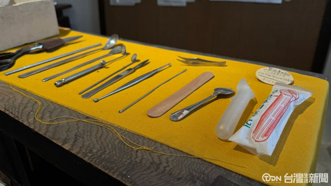 土庫萬得醫院常設展中的早期醫療器械與藥品，呈現駱雲從醫師的診療記憶